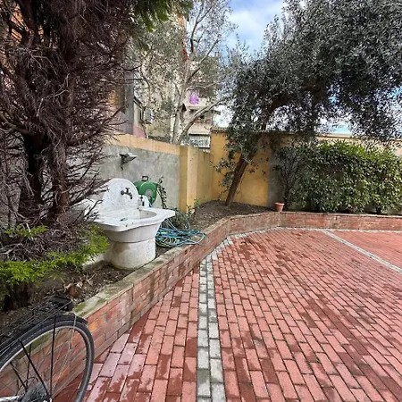 Adore Apartment *